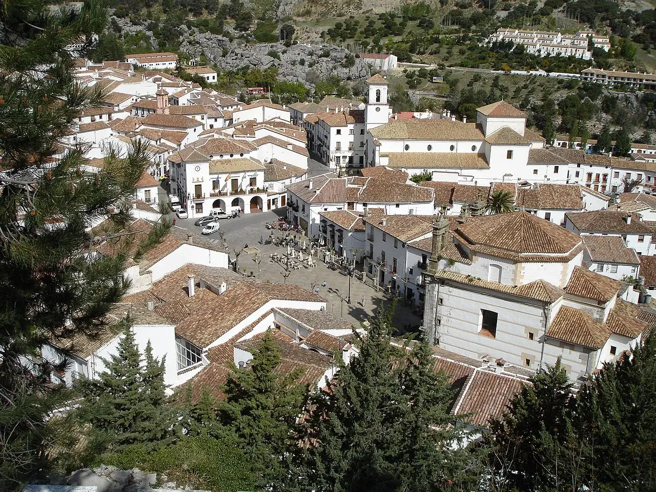 Tejados de Grazalema y la plaza del Ayuntamiento