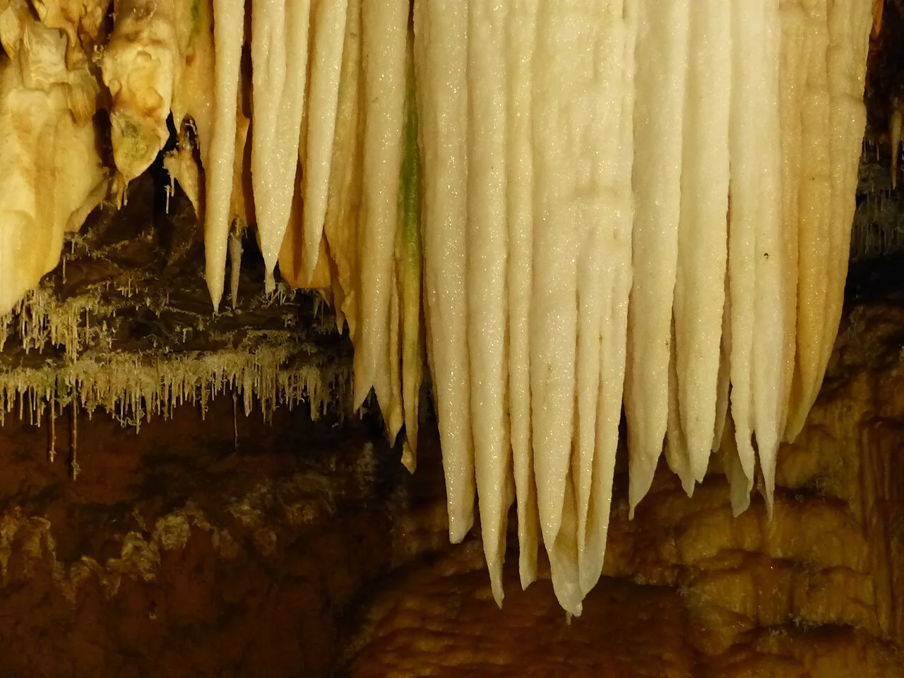 Formaciones en forma de cortina en la Gruta de las Maravillas