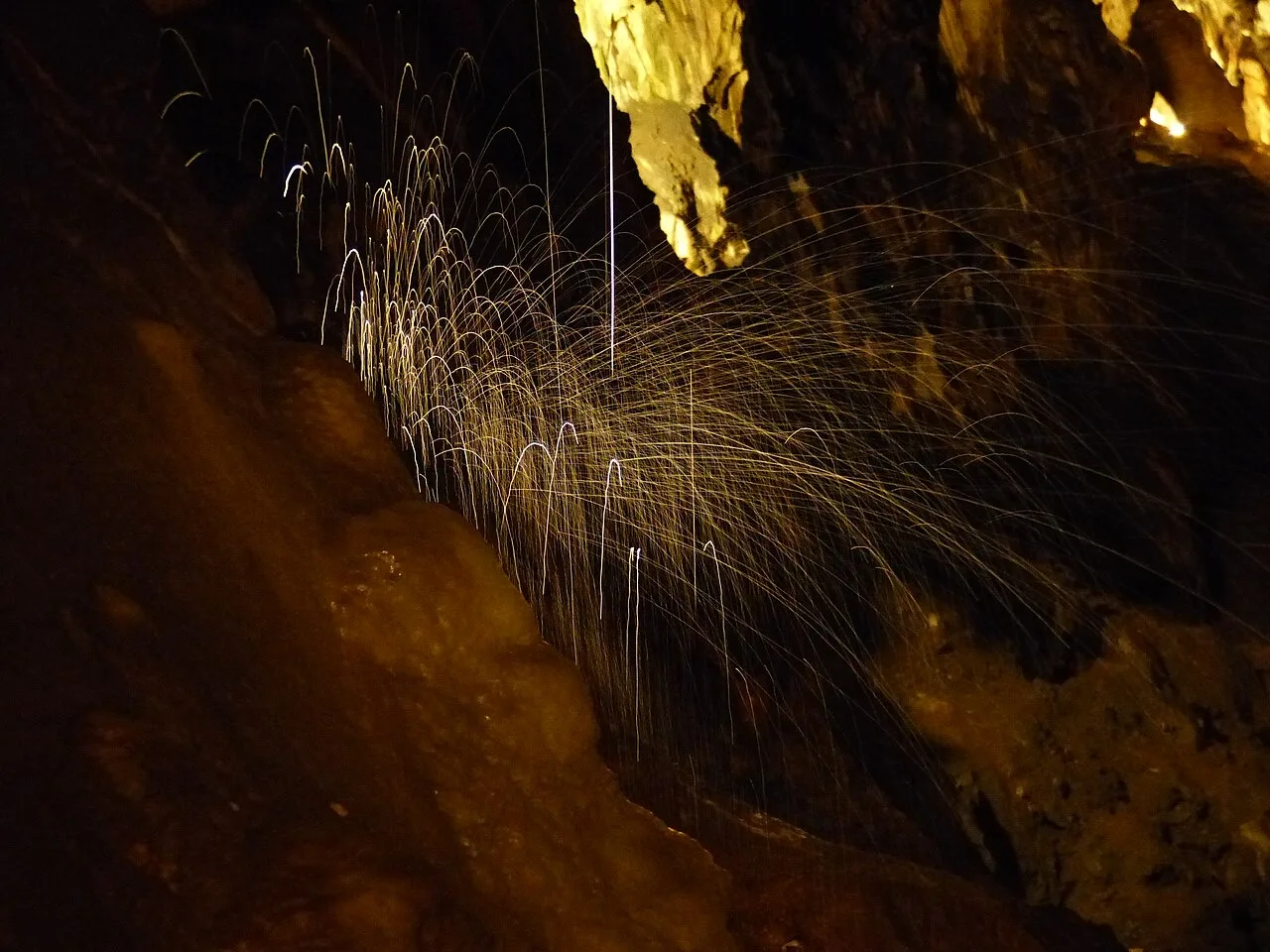 Estalactitas excéntricas en la Gruta de las Maravillas
