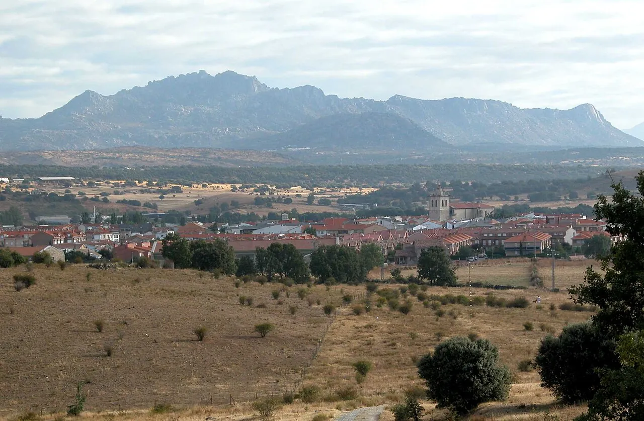 Guadalix de la Sierra con la sierra al fondo