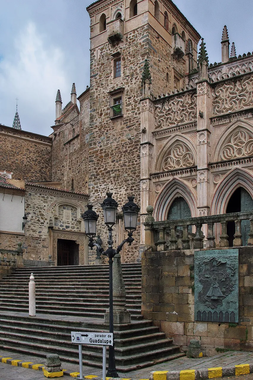Fachada del Real Monasterio de Guadalupe