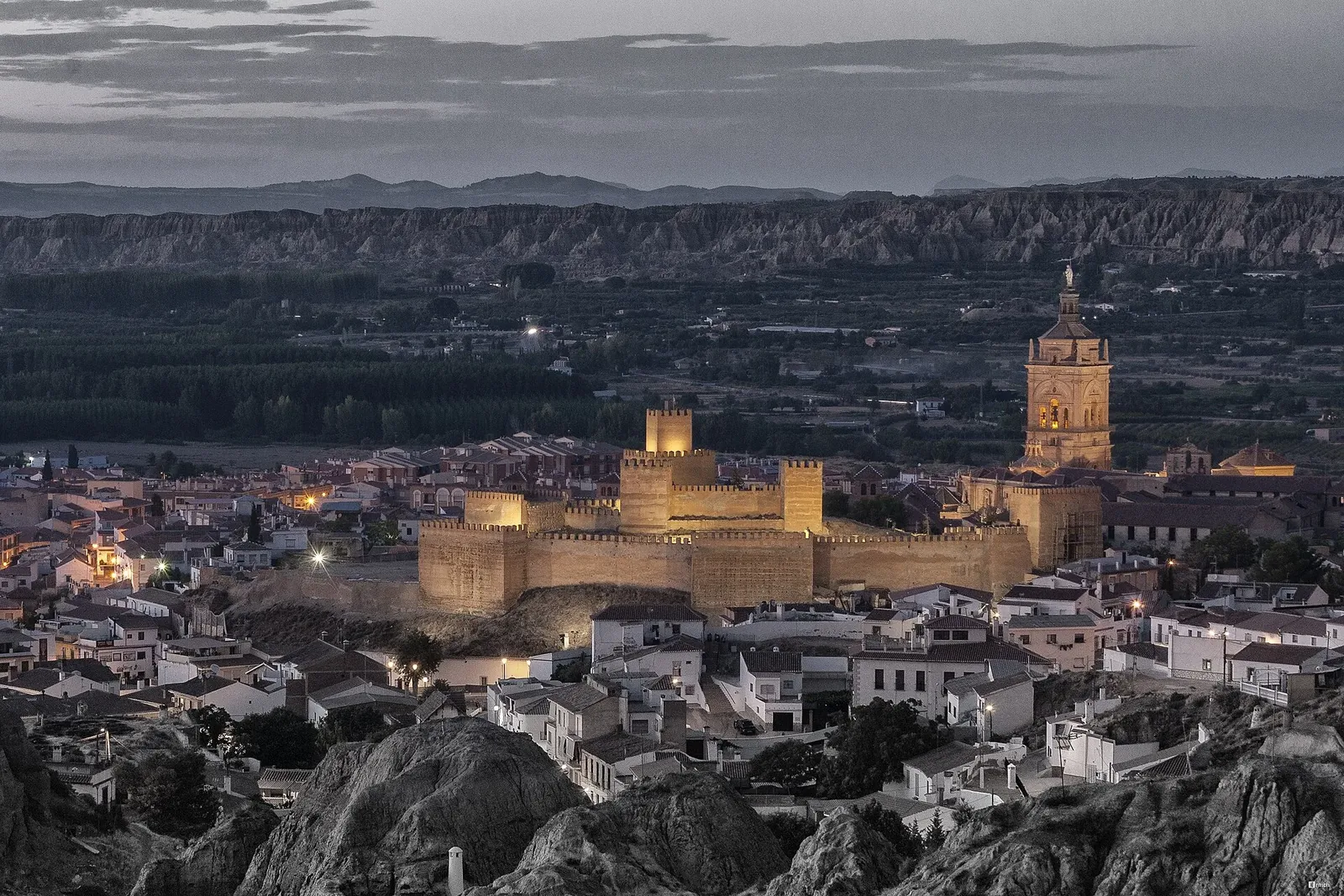 Alcazaba y catedral de Guadix al anochecer desde el Cerro de la Bala