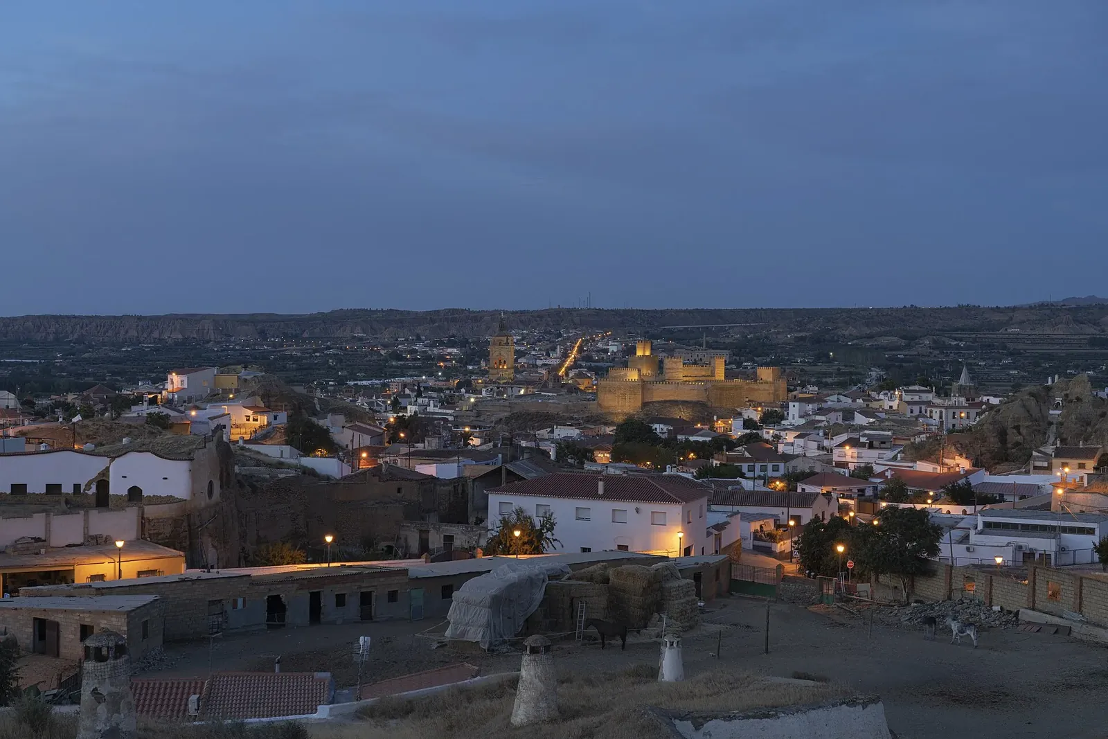 Guadix al anochecer con la alcazaba iluminada