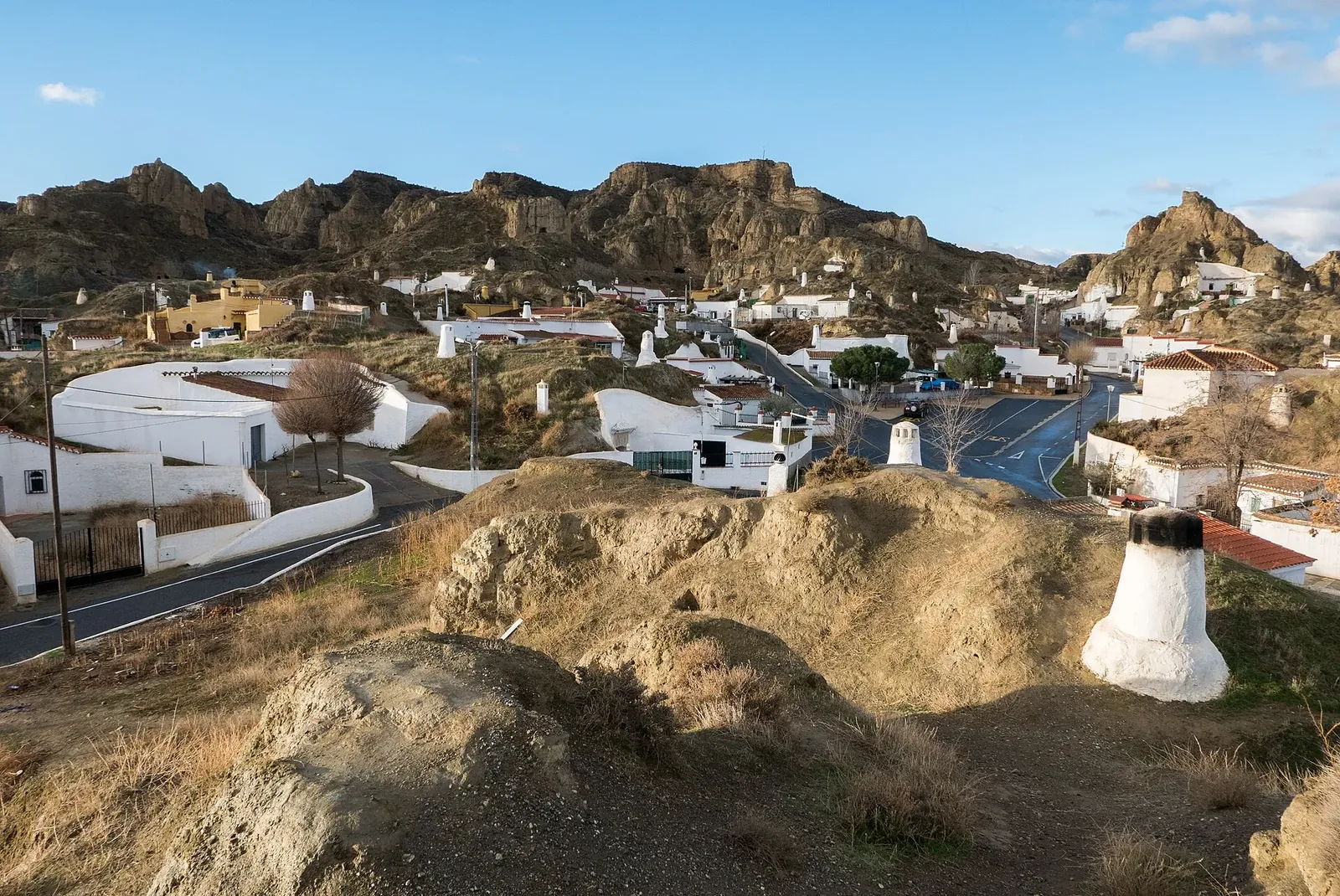 Guadix: uno de los mayores barrios de cuevas de Europa, su catedral y la alcazaba, junto al Geoparque de Granada