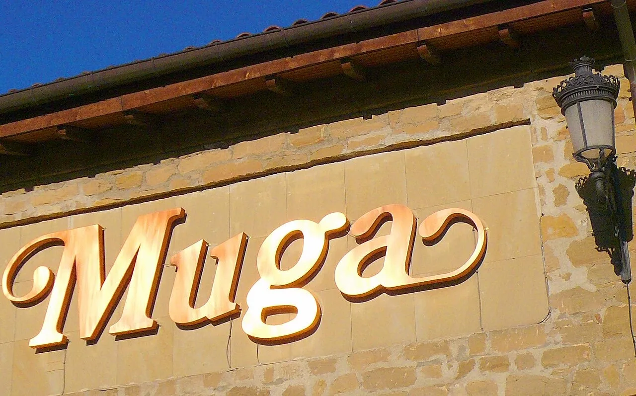 Fachada de Bodegas Muga en Haro