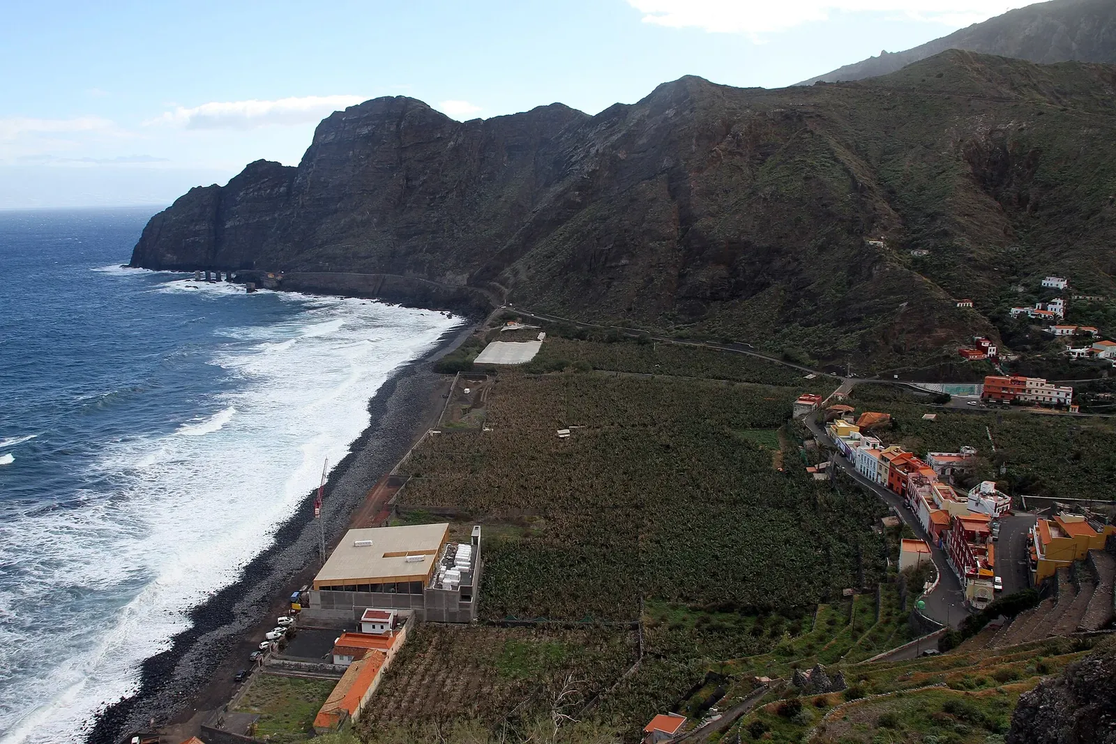 Costa norte de La Gomera con playa de arena negra