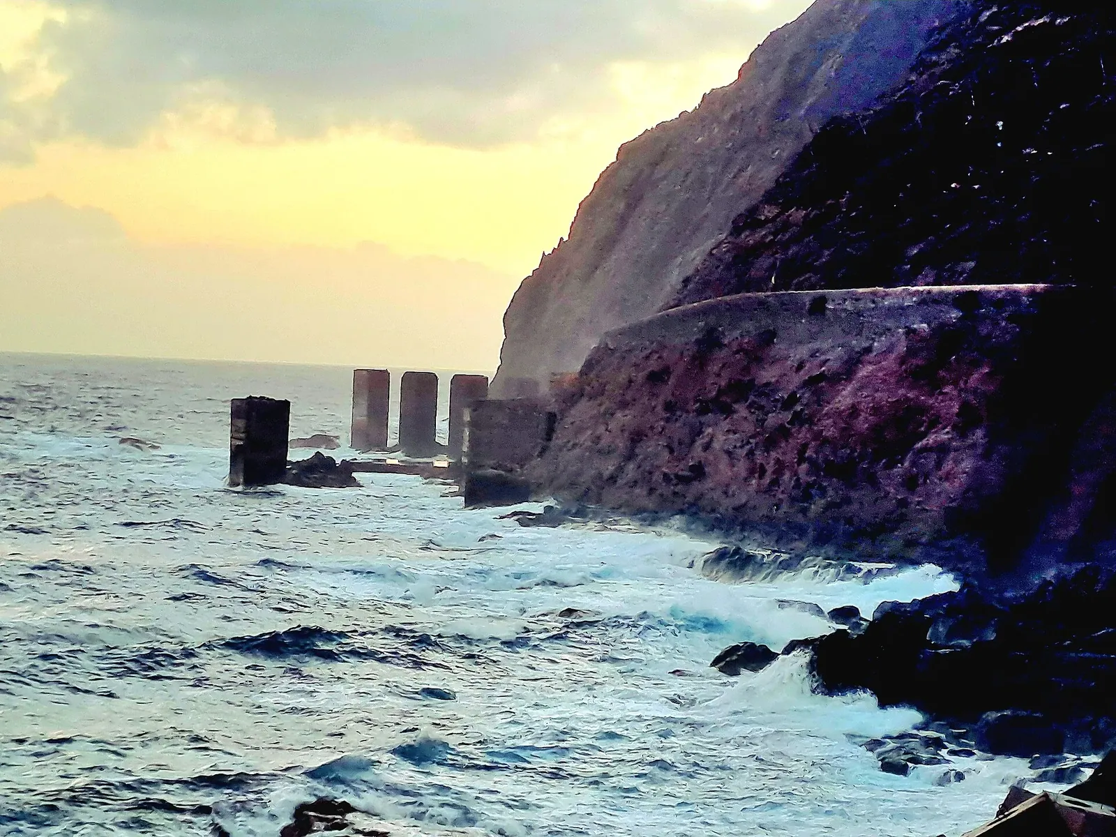 Pilares del antiguo pescante de Hermigua en el mar