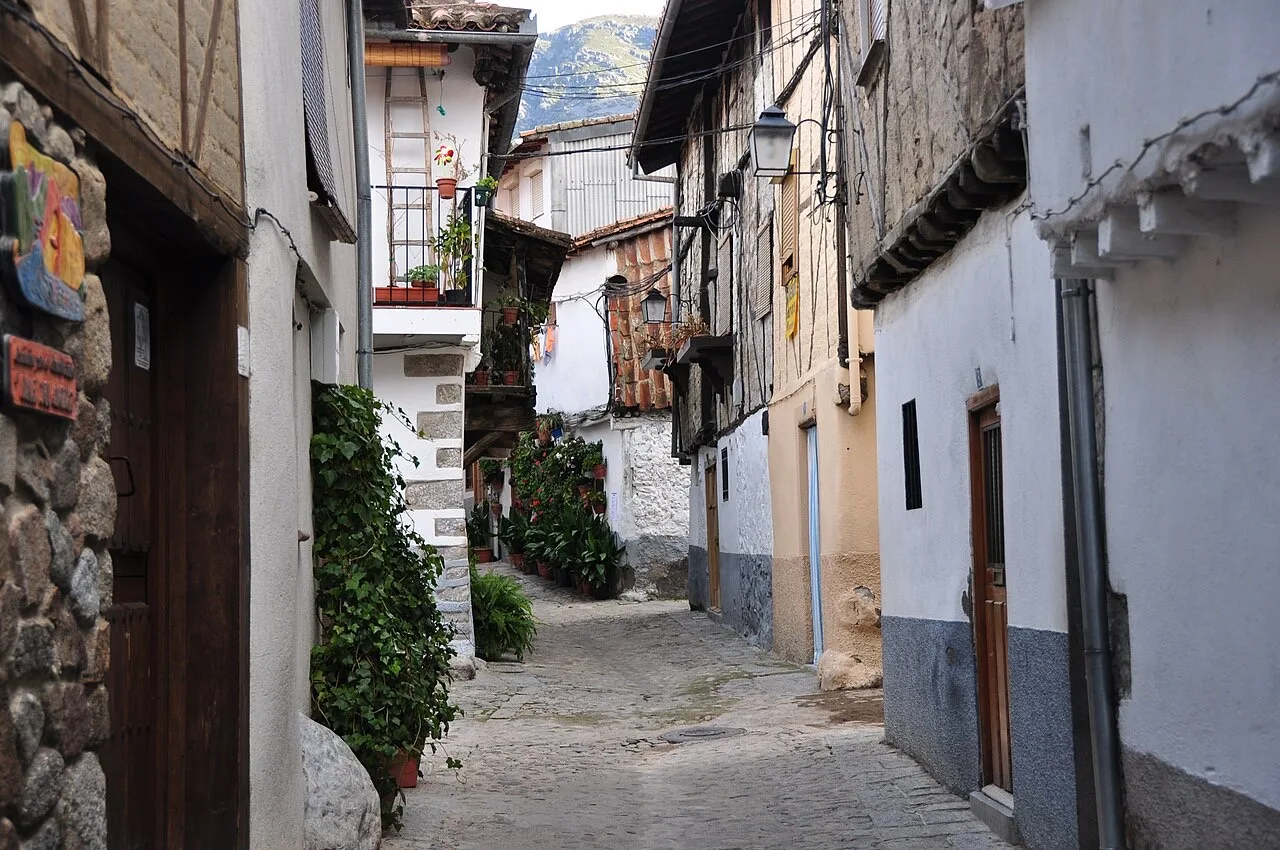 Calle estrecha del barrio judío de Hervás