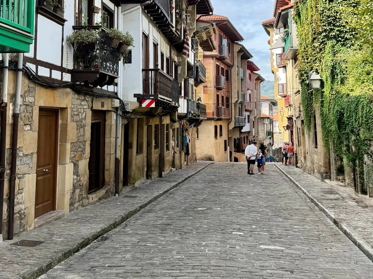 Calle empedrada del casco antiguo de Hondarribia