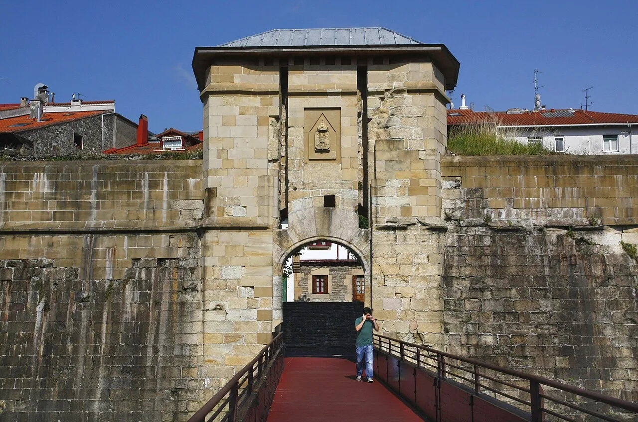 Puerta de San Nicolás en la muralla de Hondarribia