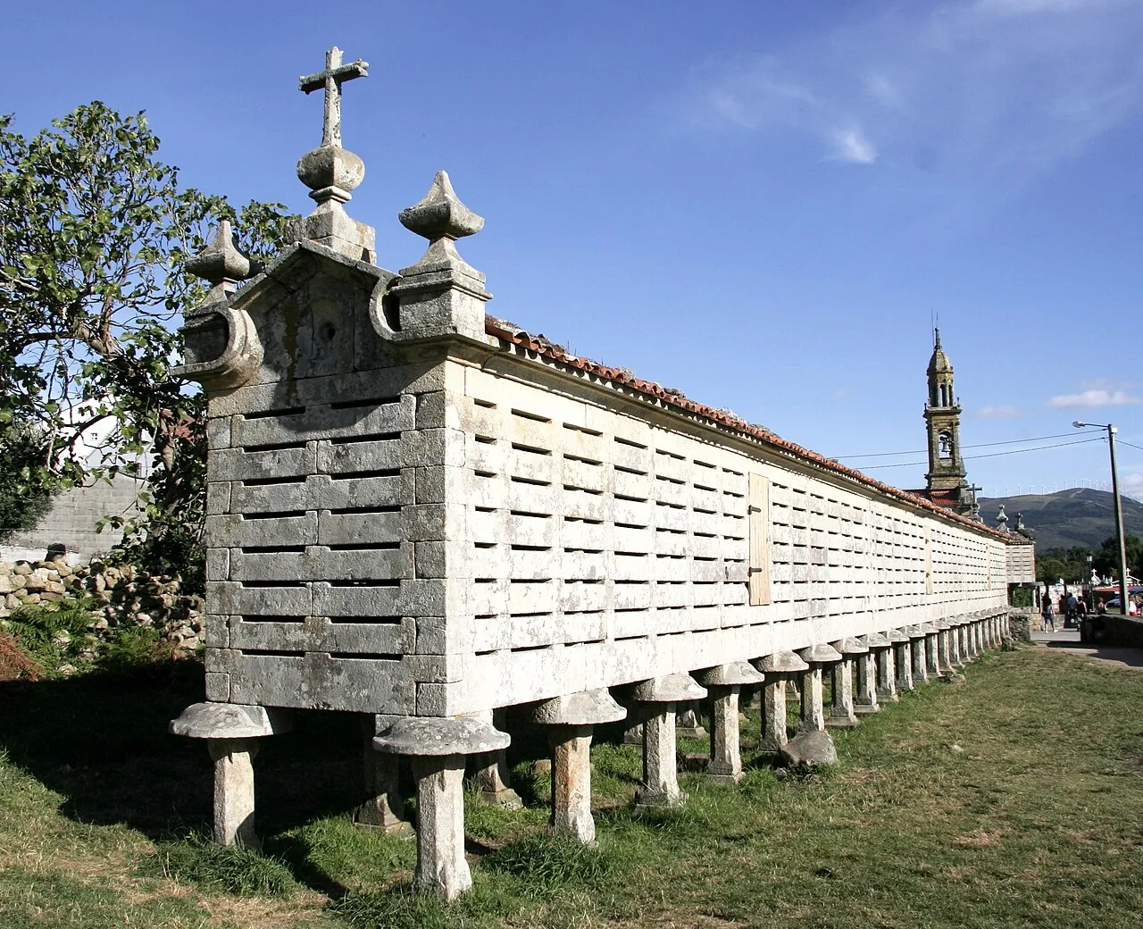 Hórreo de Carnota junto a la iglesia