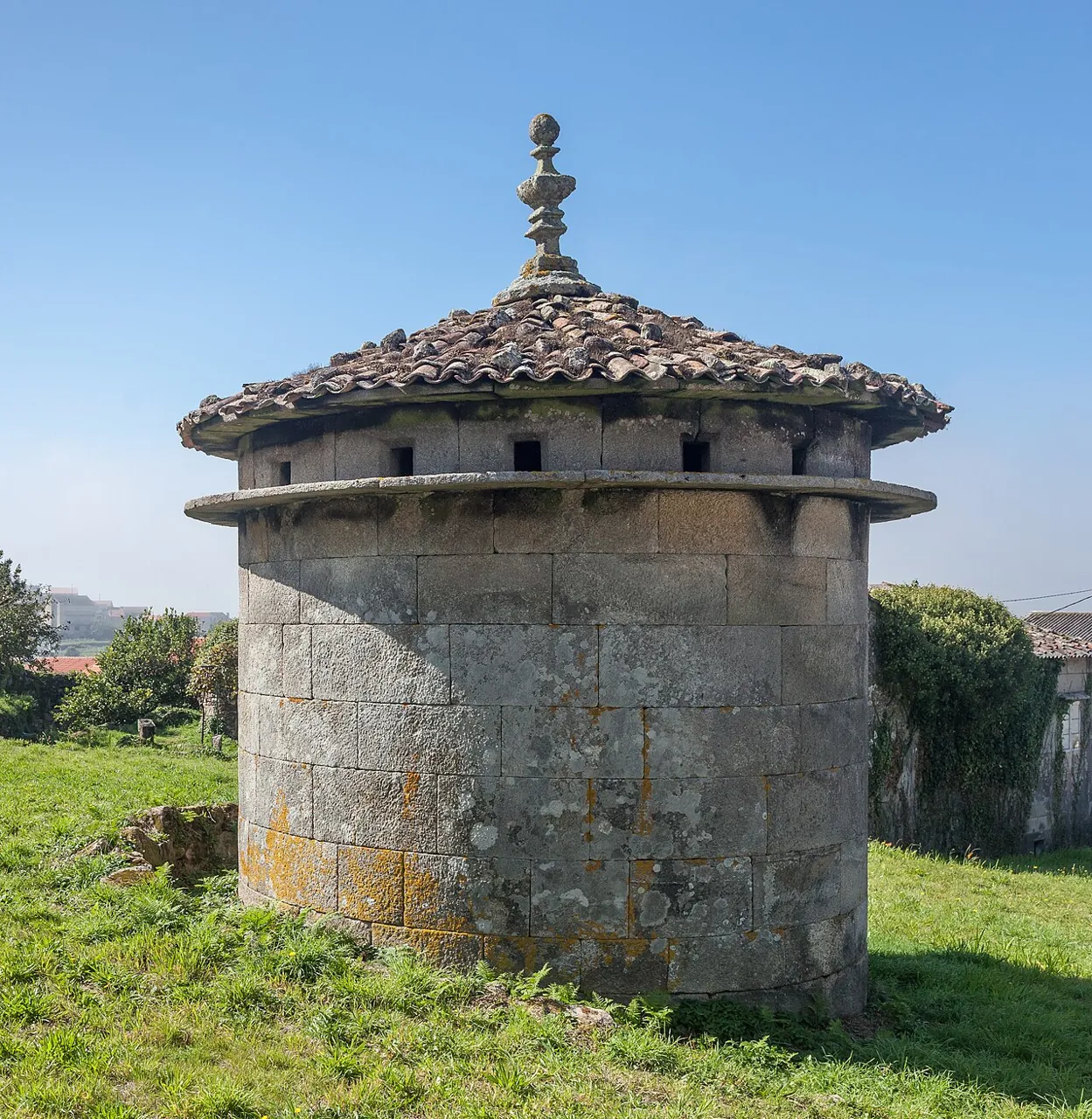 Palomar junto al hórreo de Lira