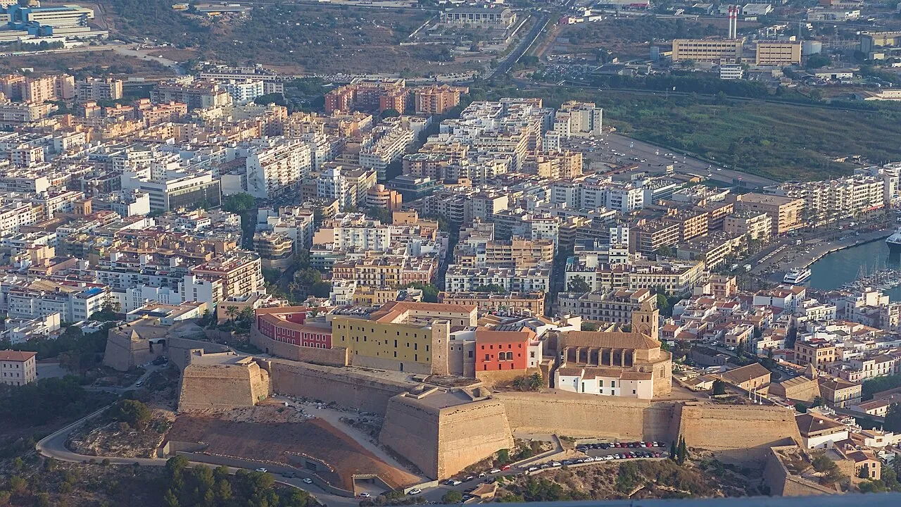Dalt Vila y el puerto de Ibiza desde el aire