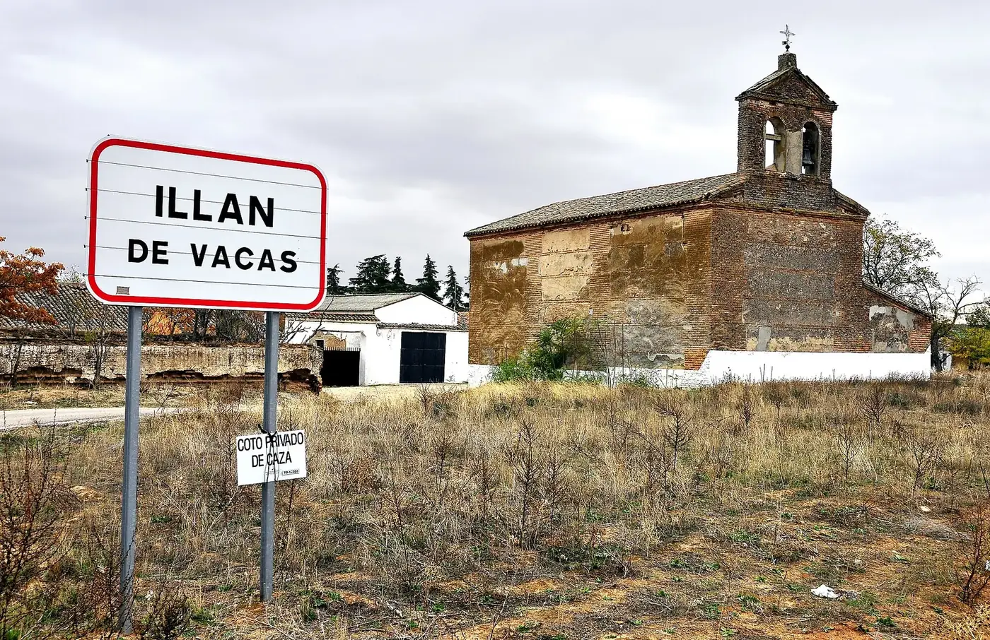 Iglesia y cartel de Illán de Vacas