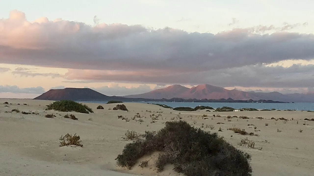 Vista de Lobos y Lanzarote desde las Grandes Playas de Corralejo