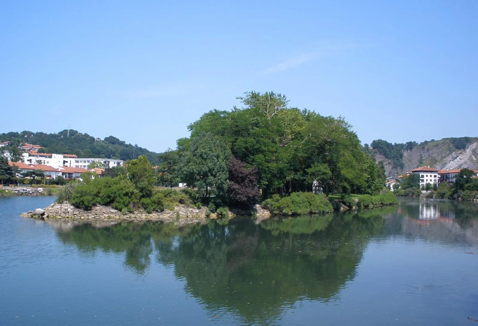 Isla de los Faisanes en el río Bidasoa