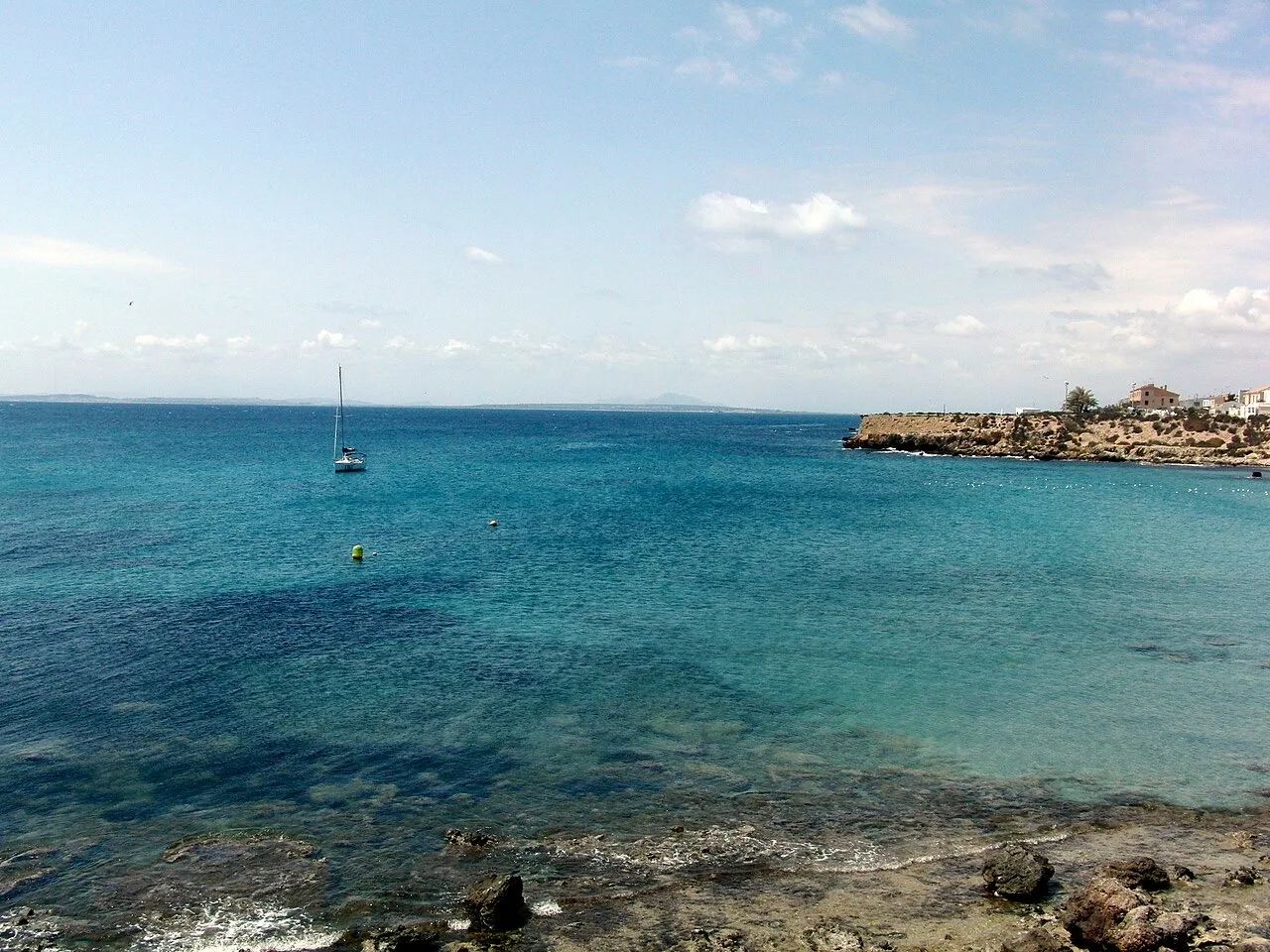 Agua turquesa en la costa de Tabarca