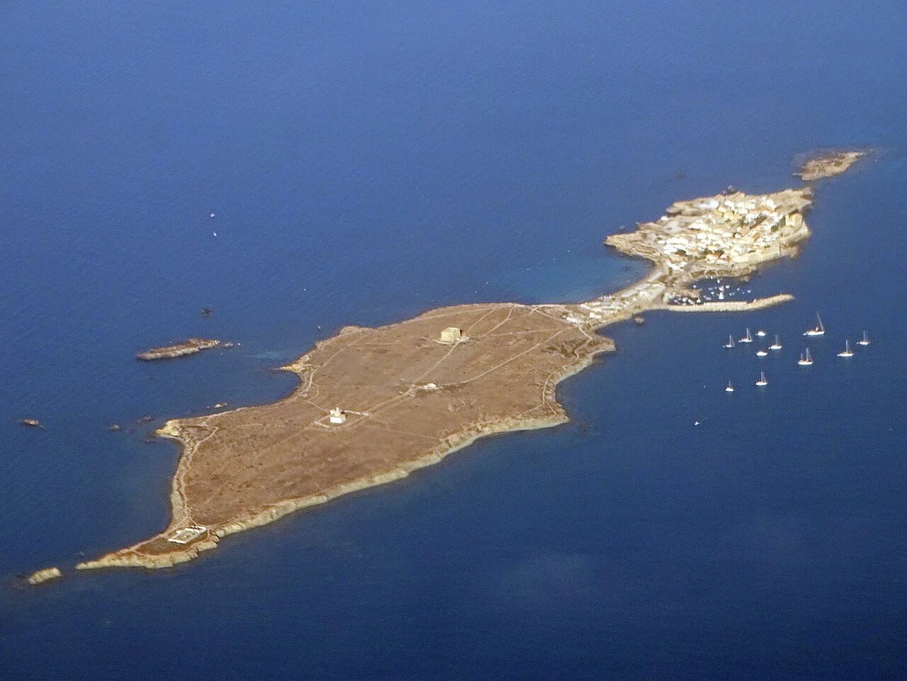 Isla de Tabarca: barcos, snorkel y qué ver en la primera reserva marina de España