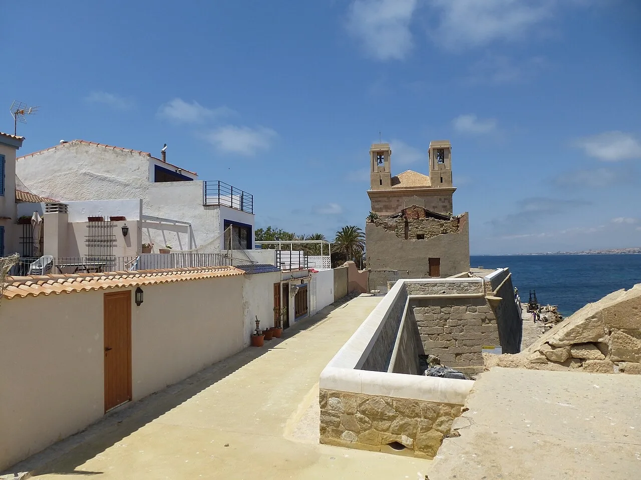 Calle del pueblo de Tabarca con la iglesia