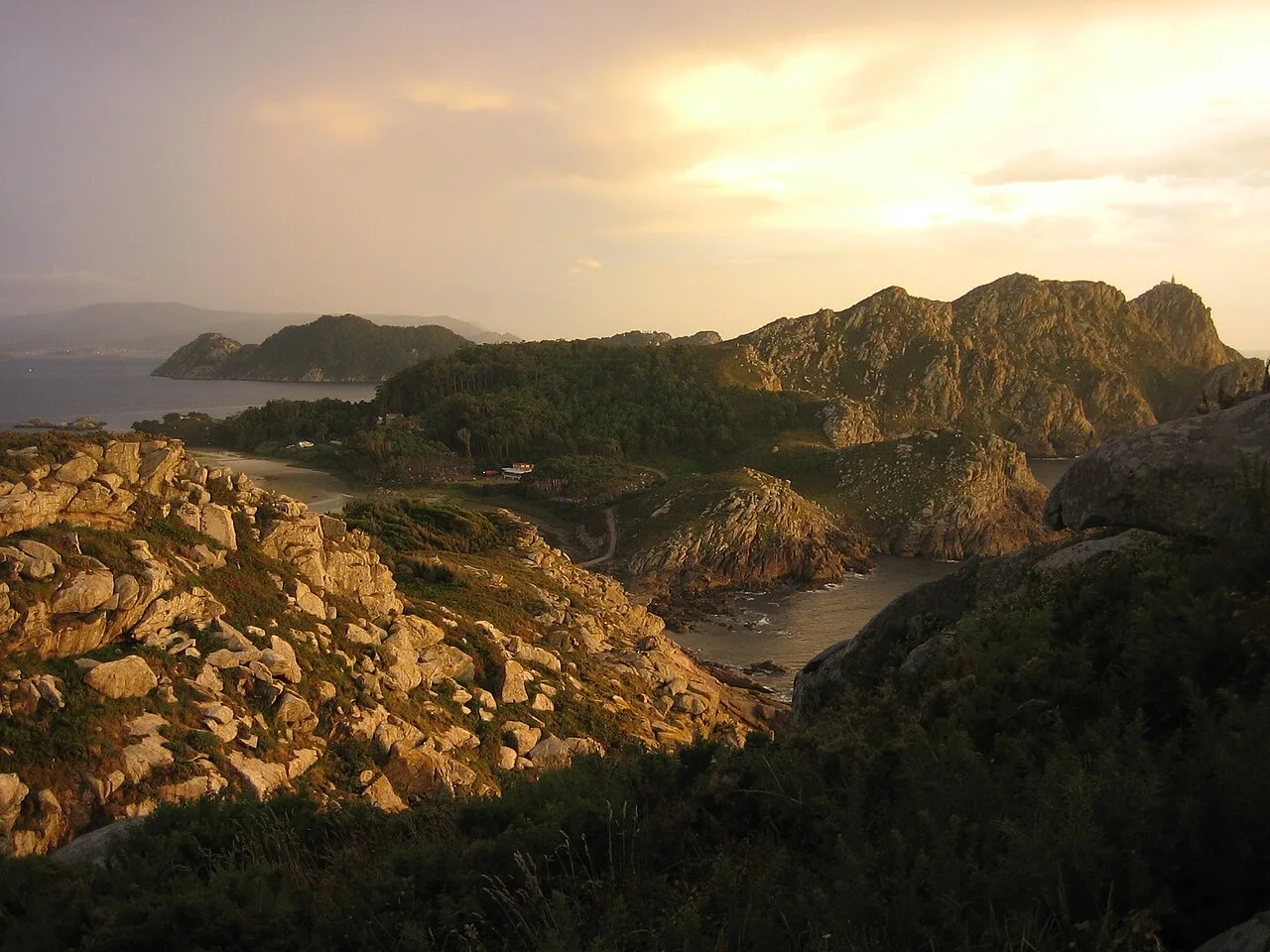 Atardecer desde el monte de las Islas Cíes