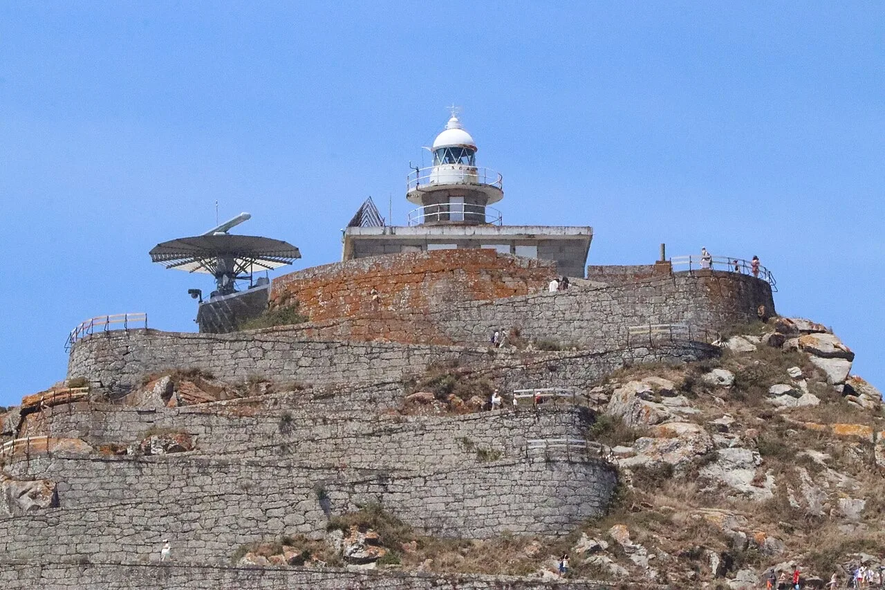 Faro de Cíes en lo alto de la isla