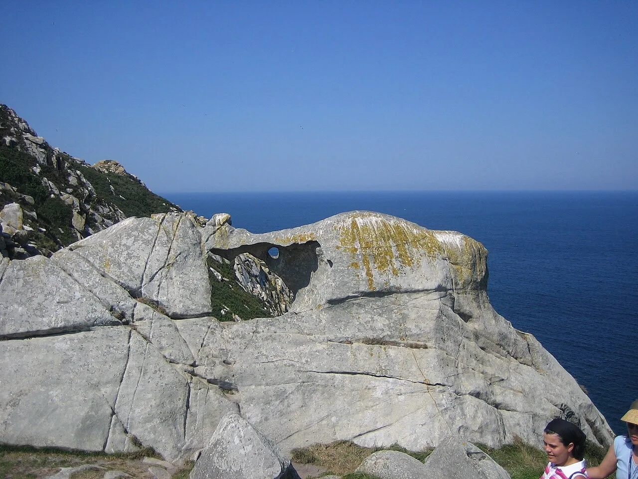 Roca con agujero en las Islas Cíes
