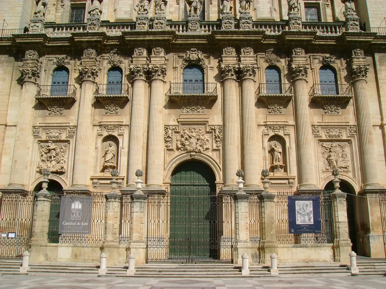 Fachada principal de la catedral de Jaén