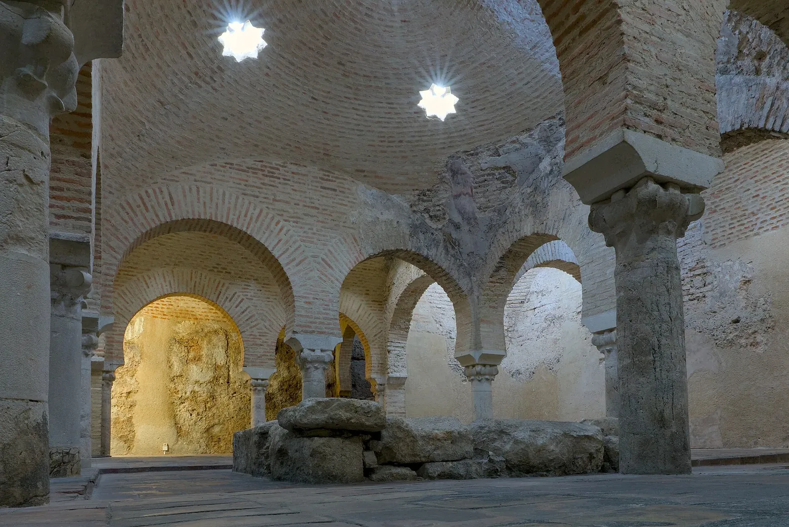 Sala con arcos de los baños bajo el Palacio de Villardompardo