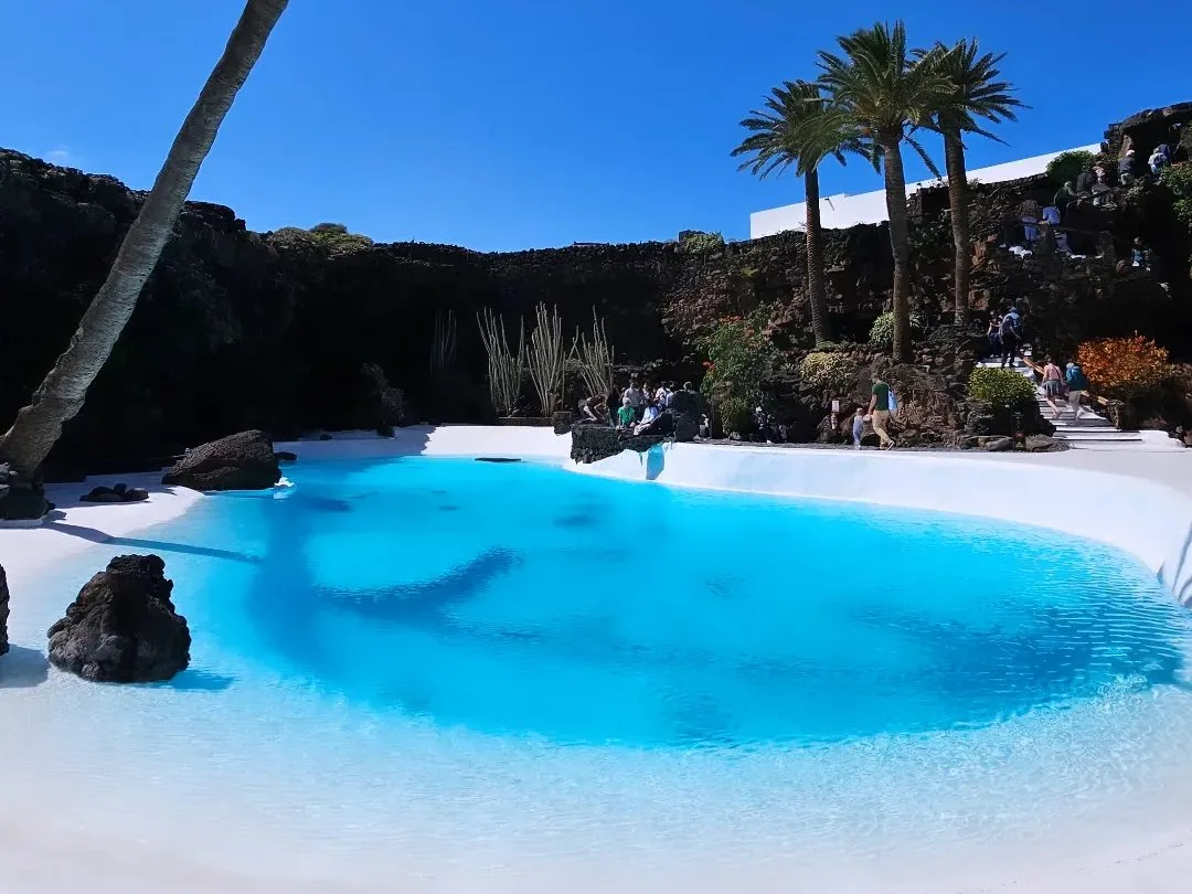 Piscina blanca de los Jameos del Agua
