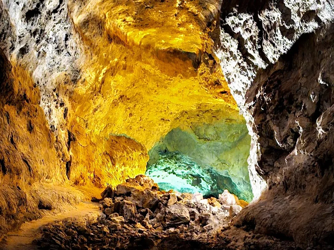 Interior iluminado de la Cueva de los Verdes