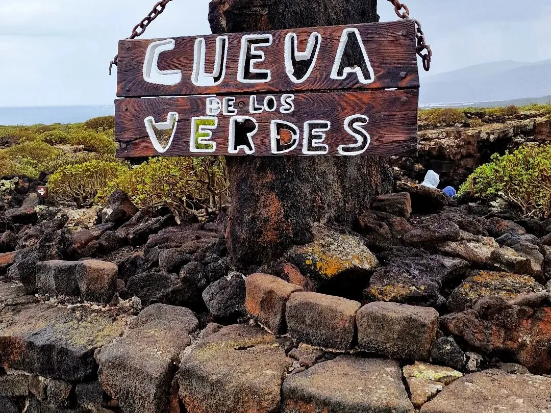 Cartel de entrada a la Cueva de los Verdes