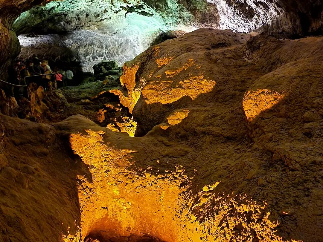 Galería de lava en la Cueva de los Verdes