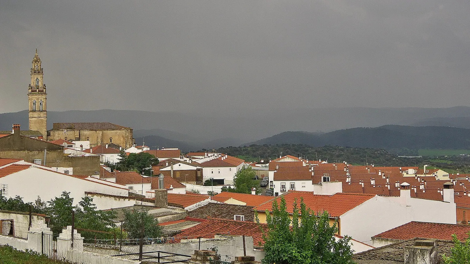 Tejados de Jerez de los Caballeros con la torre de San Miguel