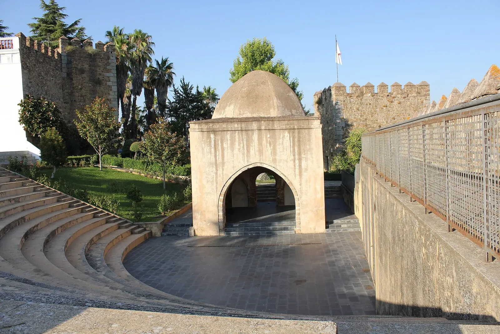 Plaza de la Alcazaba con murallas en Jerez de los Caballeros