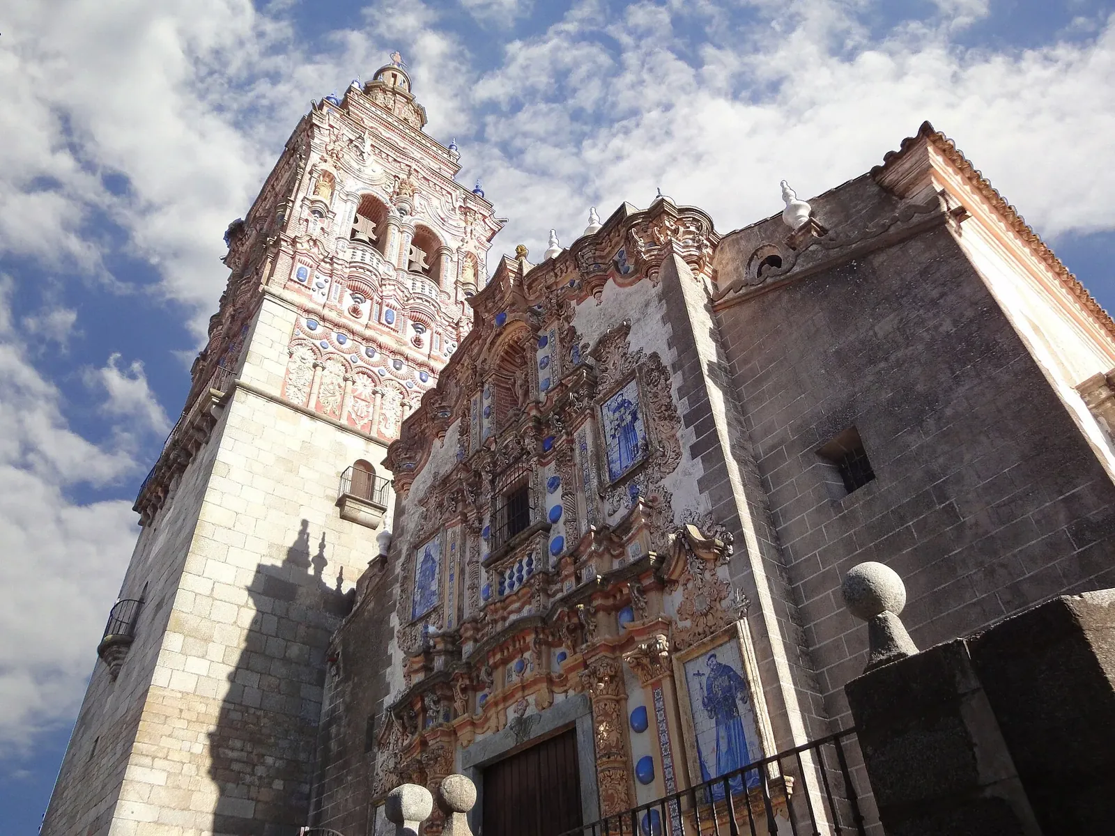 Iglesia de San Bartolomé de Jerez de los Caballeros con su torre barroca