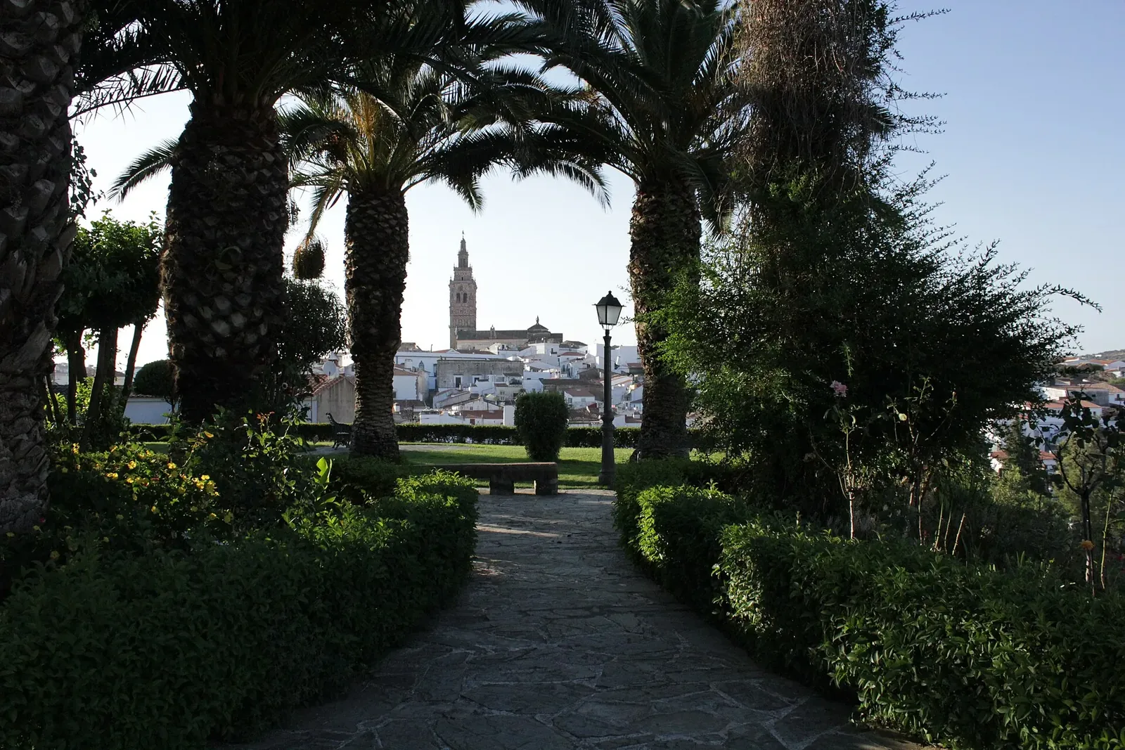 Jardines de la alcazaba con la torre de San Miguel al fondo
