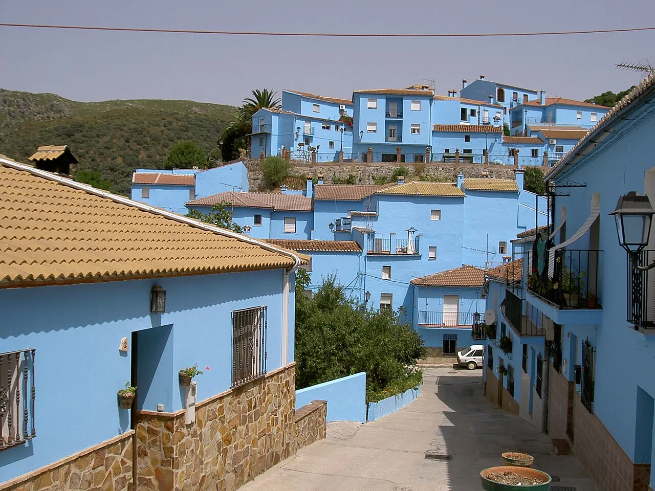 Calle con casas azules en Júzcar