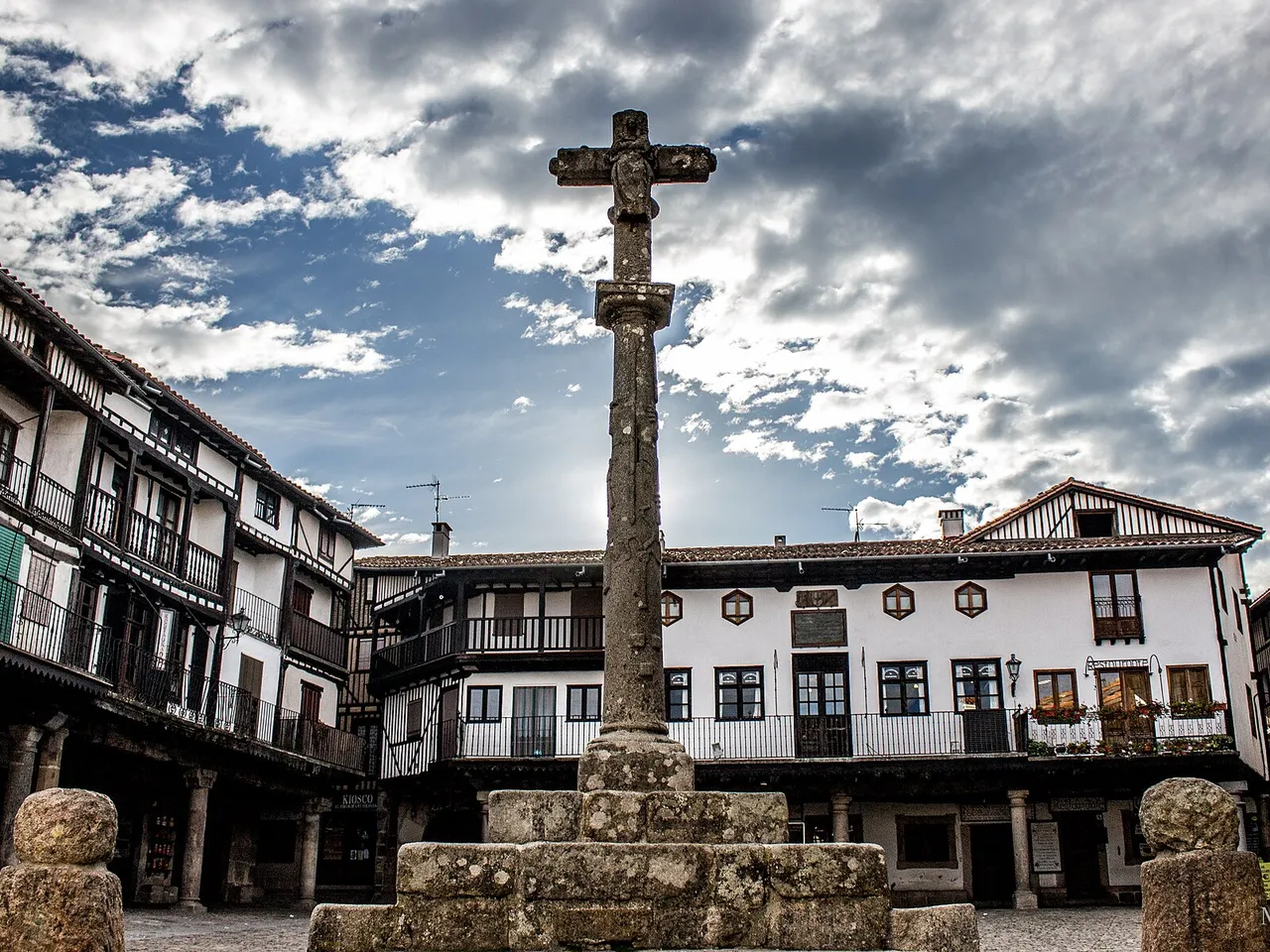 Rincón de la Plaza Mayor de La Alberca con casas de entramado