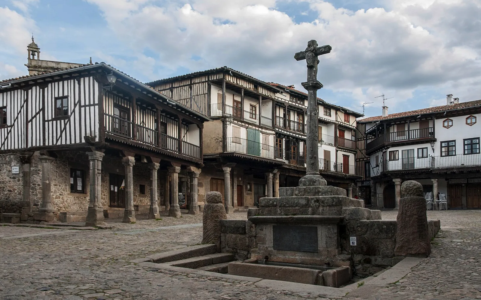 Qué ver en La Alberca: el pueblo de entramado, la Plaza Mayor y el Marrano de San Antón