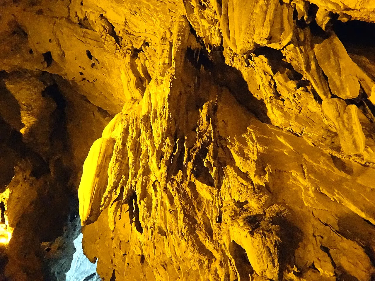 Interior iluminado de La Cuevona