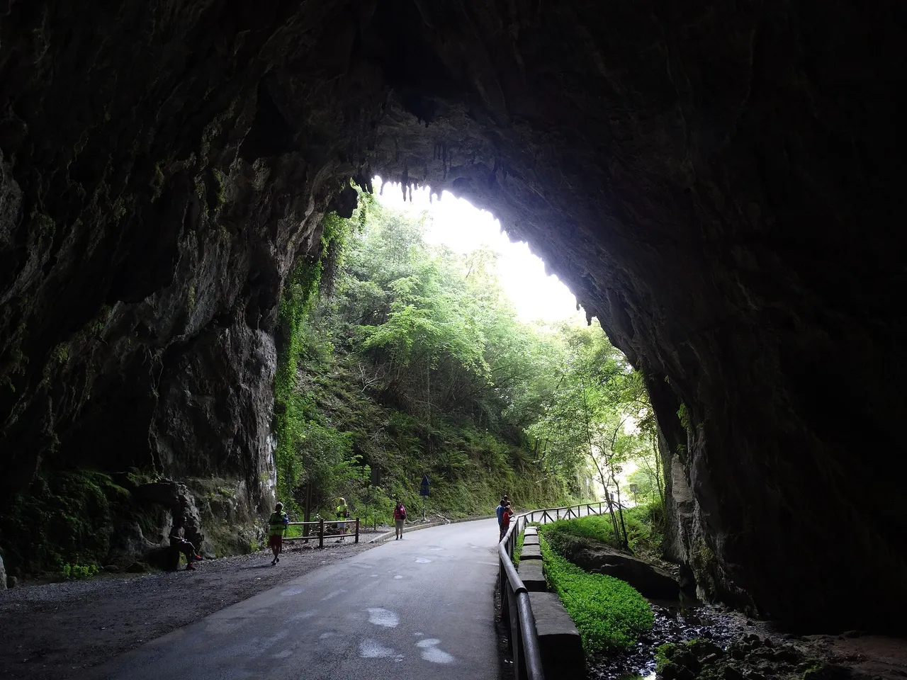 Carretera dentro de La Cuevona