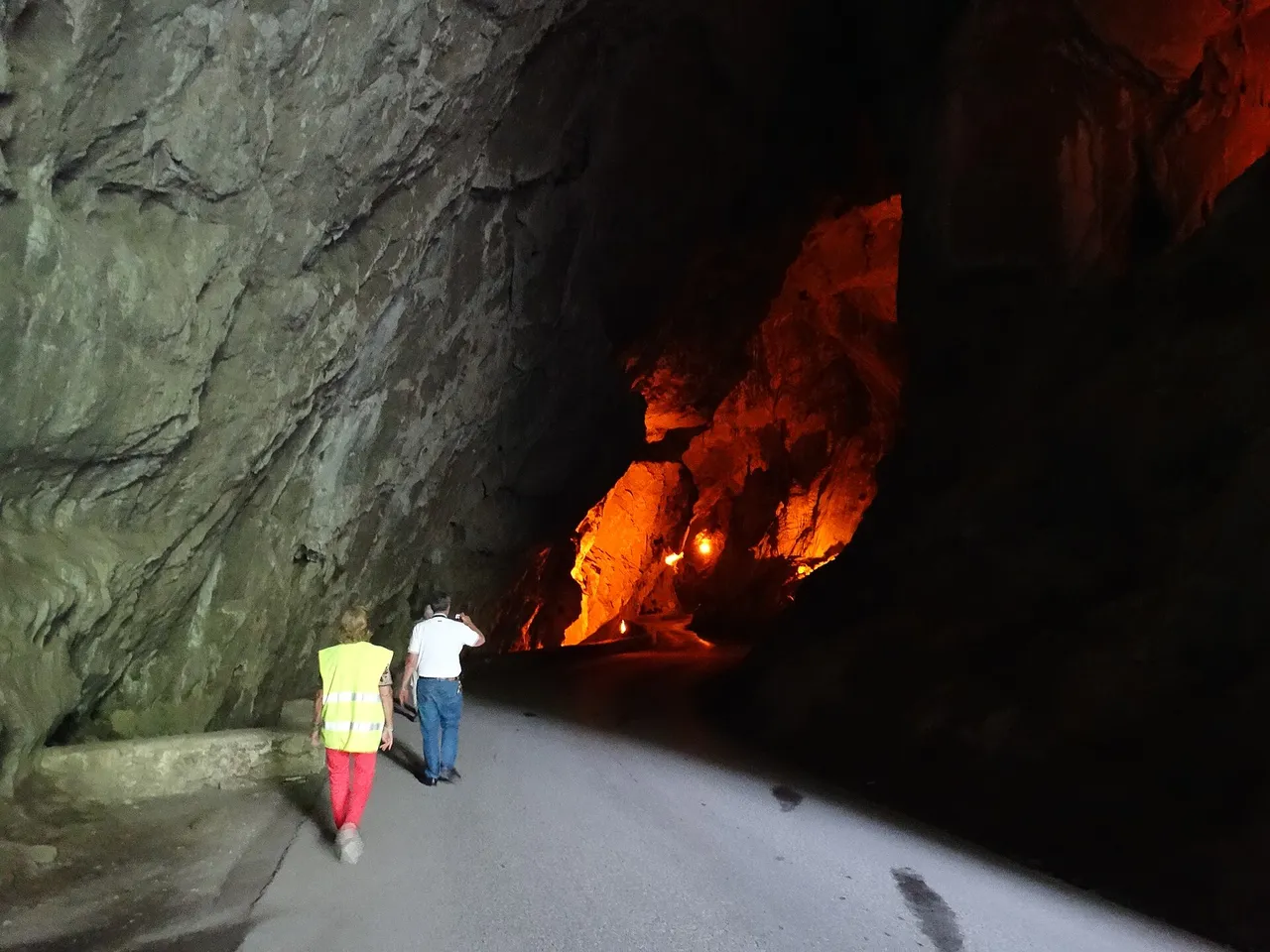 Personas caminando por La Cuevona