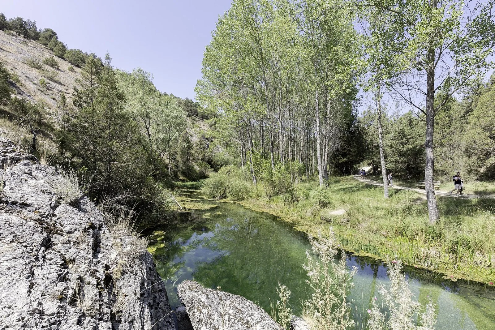 Senda junto al río Abión hacia La Fuentona entre rocas y árboles