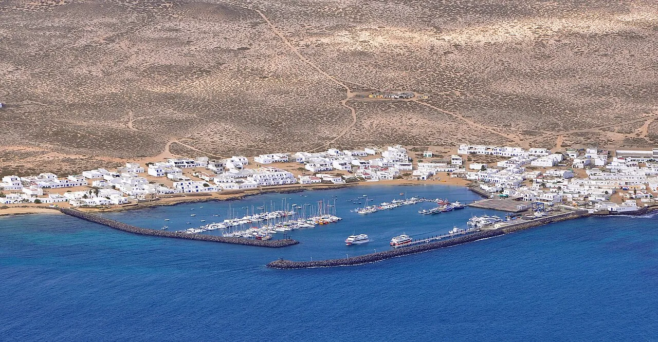 Vista aérea de Caleta de Sebo en La Graciosa