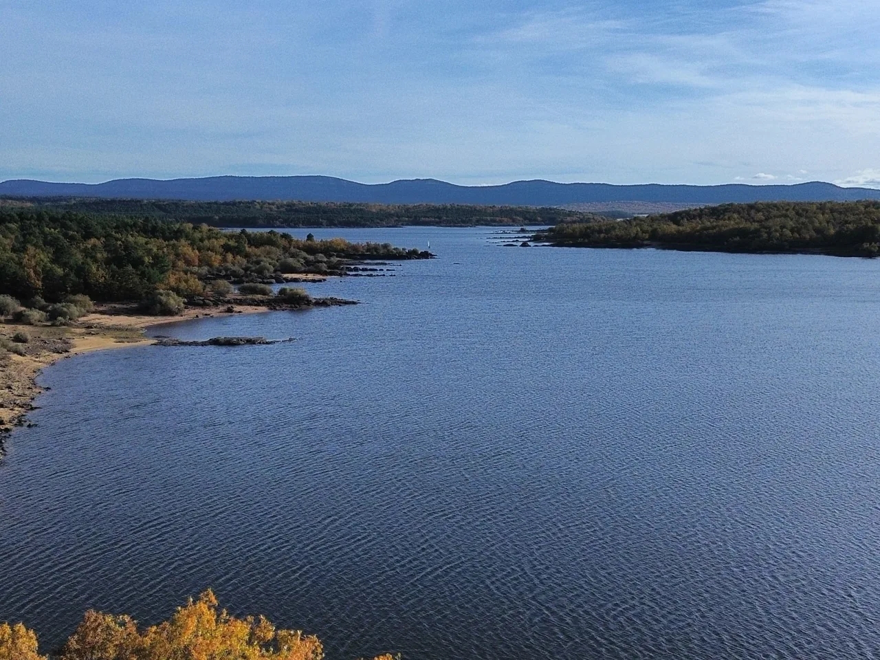 Embalse de la Cuerda del Pozo con bosque y cielo