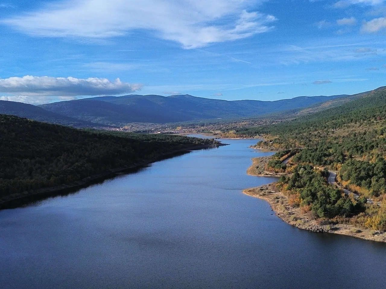 Embalse de la Cuerda del Pozo con montañas al fondo