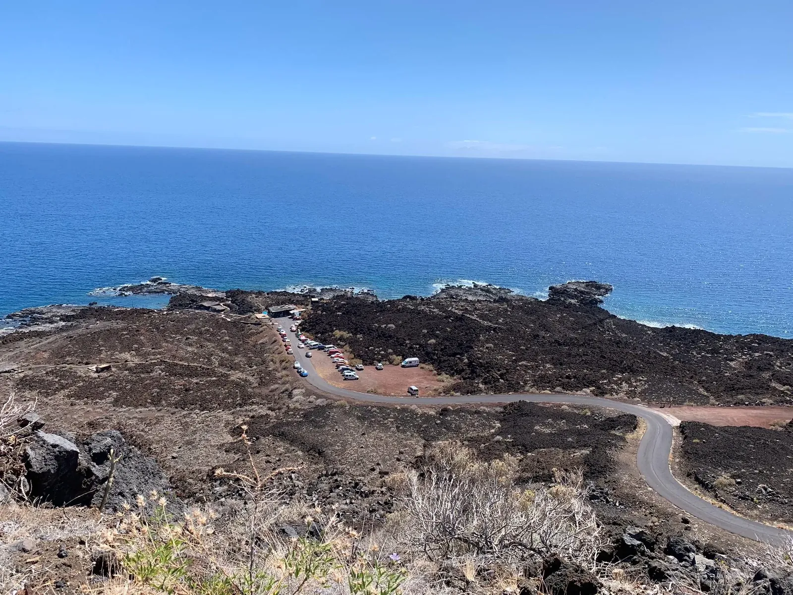 Carretera entre coladas de lava hacia Tacorón