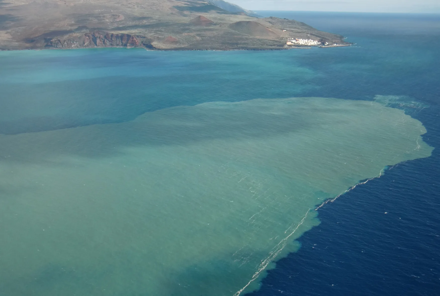Mancha verde en el mar durante la erupción submarina frente a La Restinga