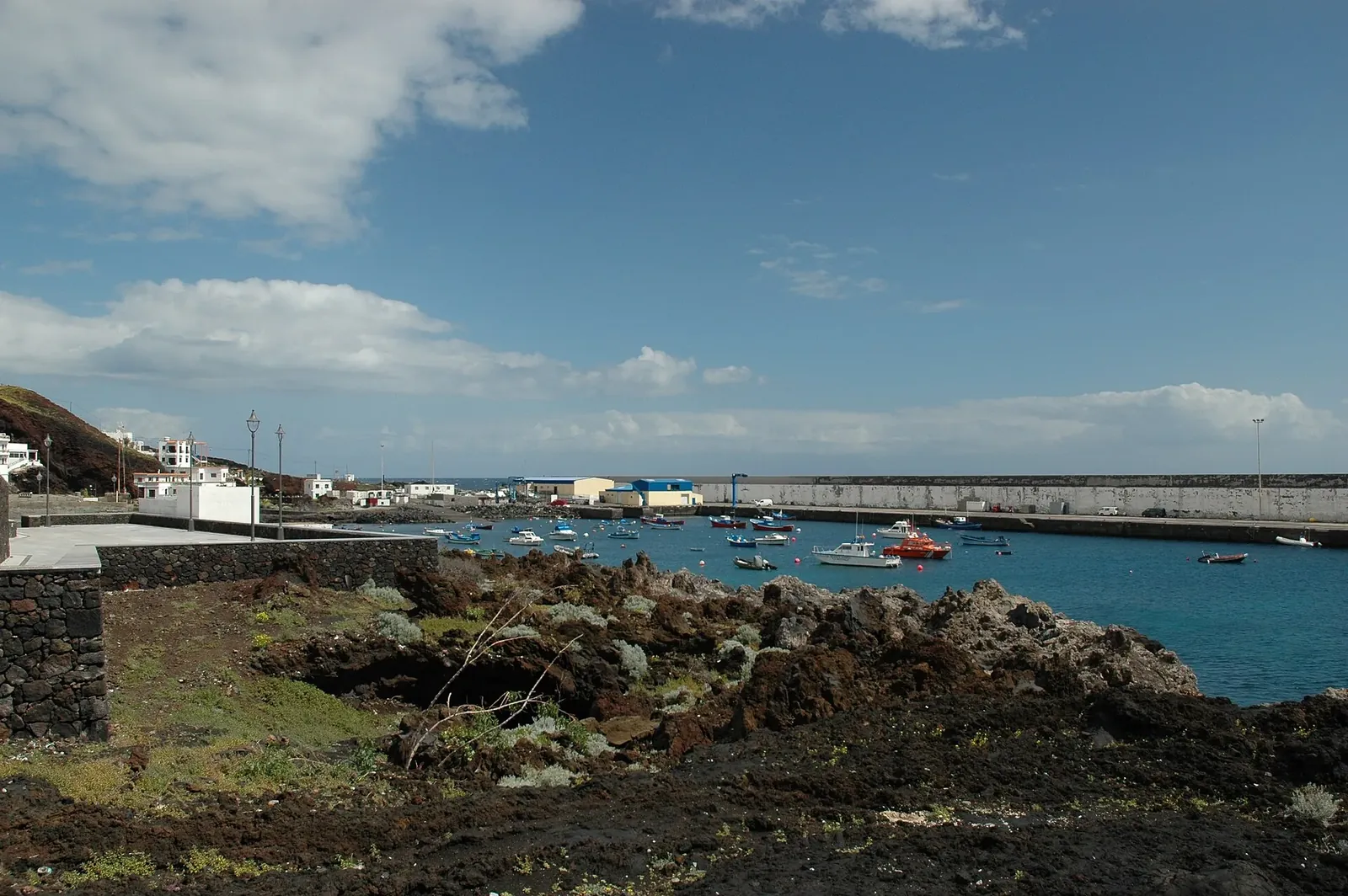 Puerto de La Restinga con la costa de lava