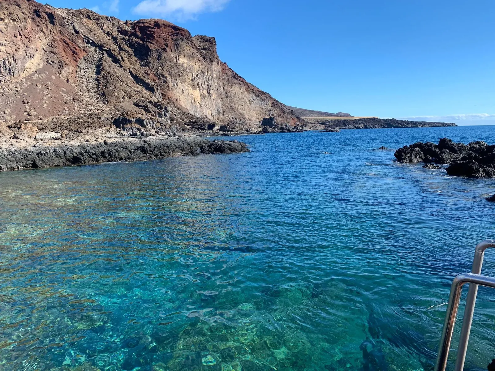 Agua transparente en el charco de Tacorón, El Hierro